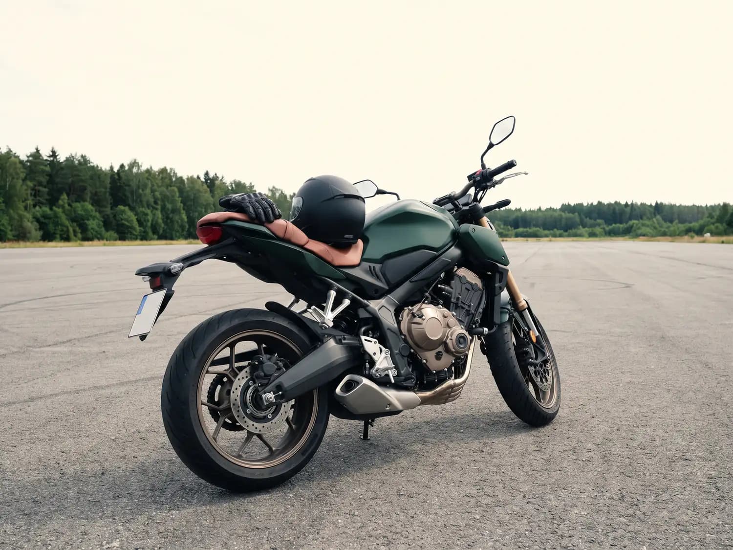 Symbolbild: Motorrad mit Helm und Handschuhen auf einem leeren Übungsplatz